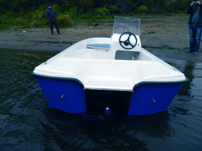 Wyatboat 430C (стеклопластиковый тримаран)